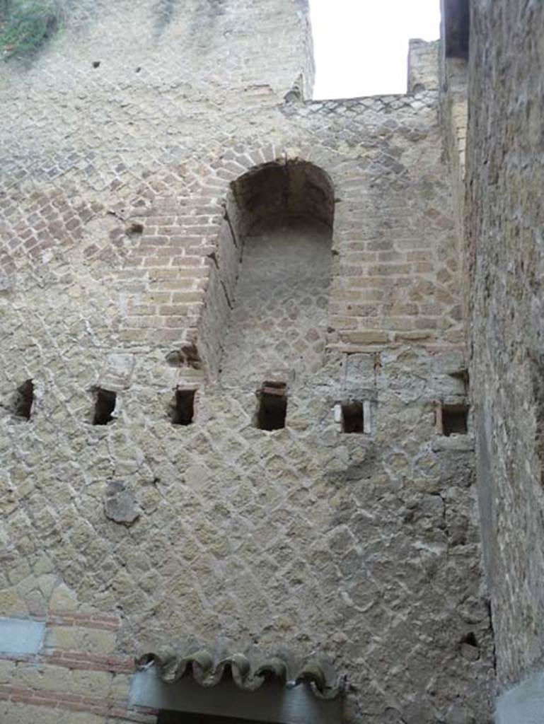 Ins. Orientalis II.8, Herculaneum. September 2015.  Recess/niche in room on mezzanine floor in upper north-east corner.  Above the recess is another doorway which would have been on the upper floor.
