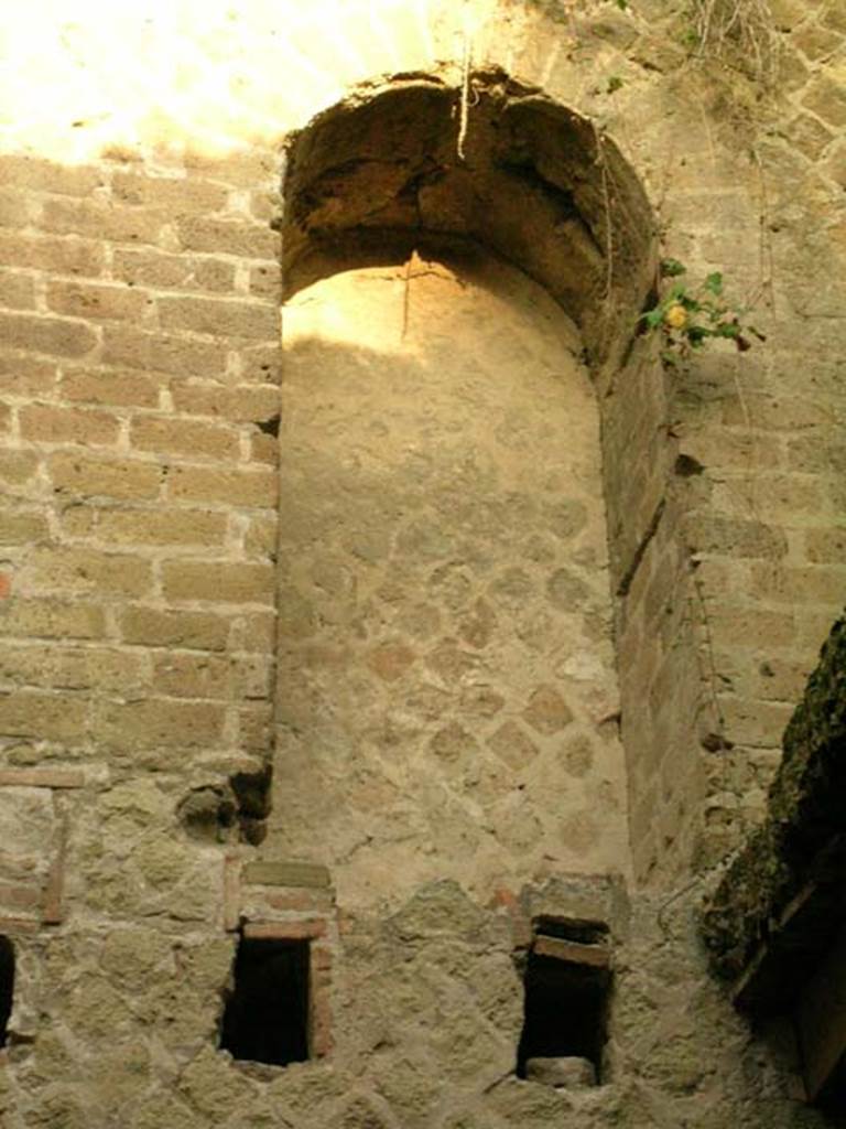 Ins Or II, 8, Herculaneum. December 2004. Detail of recess/niche from upper north wall.
Photo courtesy of Nicolas Monteix.
