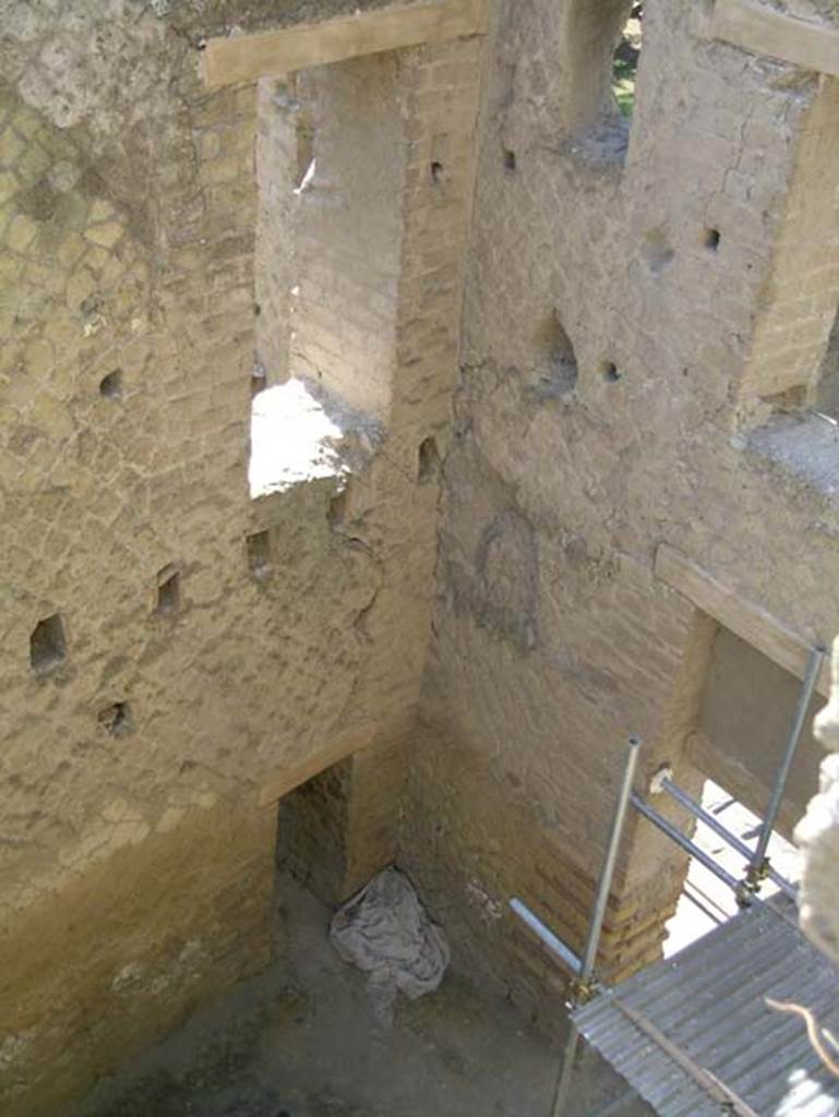 Ins. Orientalis II.8, Herculaneum. May 2006. Looking down into south-west corner from an upper floor.
Photo courtesy of Nicolas Monteix.
