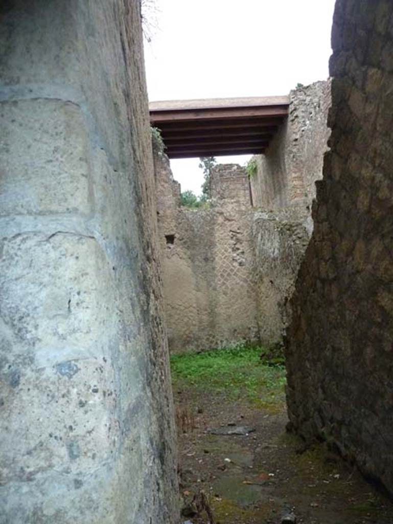 Ins. Orientalis II.8, Herculaneum. September 2015.  Looking east from doorway in II.8, into a room on the north side of II.7.
