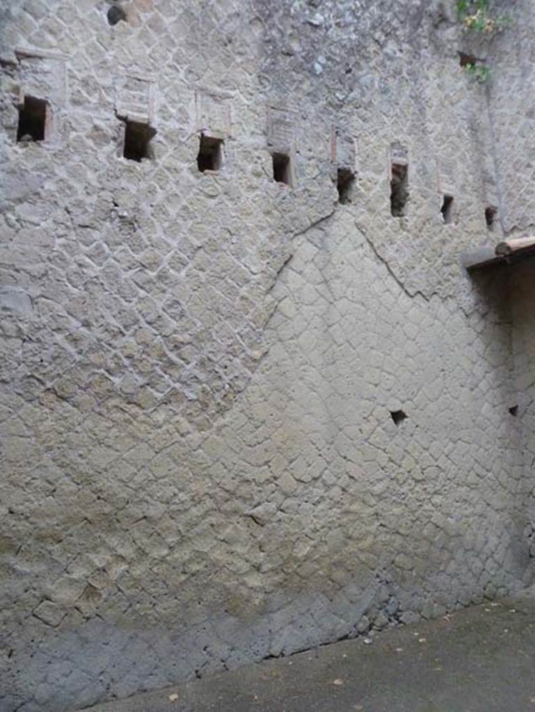 Ins. Orientalis II.8, Herculaneum. September 2015. North wall of stable/stall