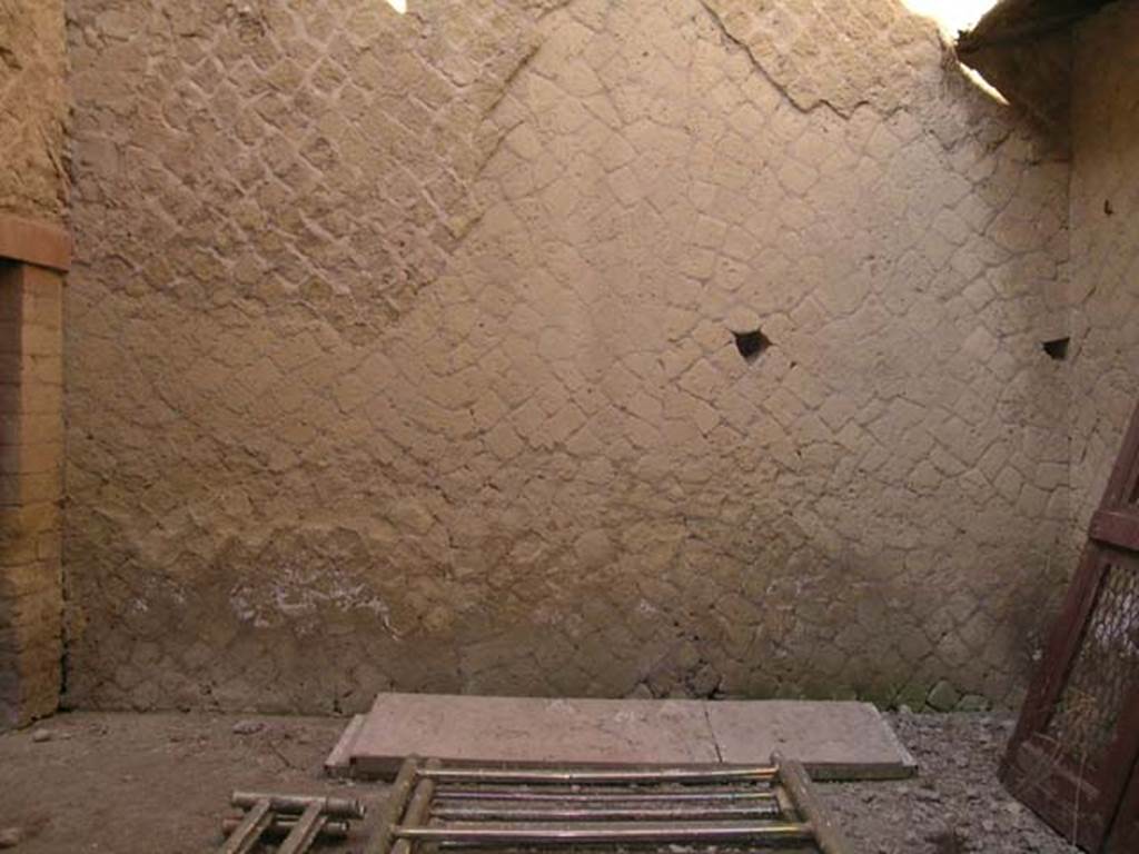 Ins Or II, 8, Herculaneum. May 2006. Looking towards north wall. Photo courtesy of Nicolas Monteix.

