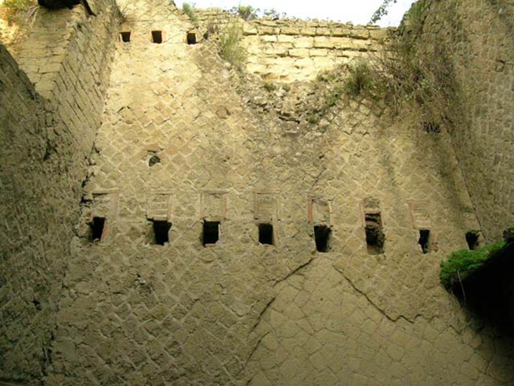 Ins Or II, 8, Herculaneum. December 2004. Upper north wall in rear room. Photo courtesy of Nicolas Monteix.