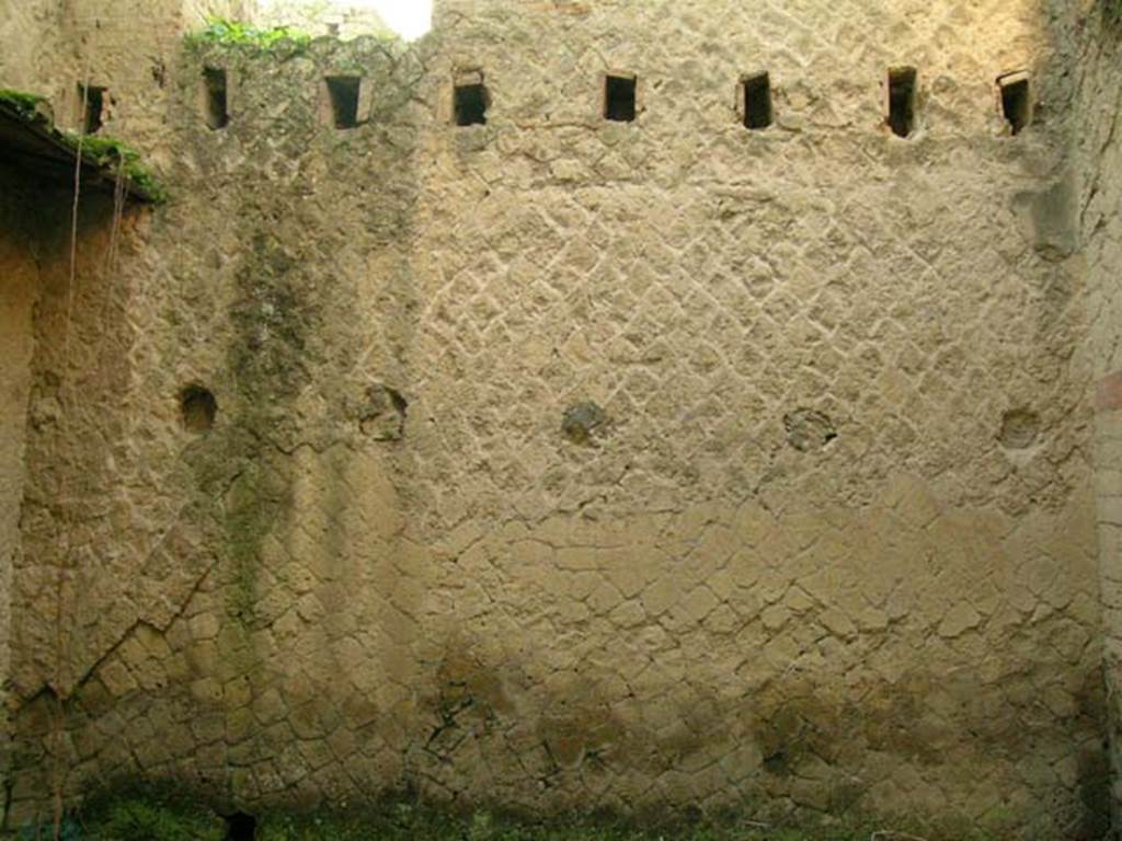 Ins Or II, 8, Herculaneum. December 2004. Looking towards south wall in rear room. Photo courtesy of Nicolas Monteix.