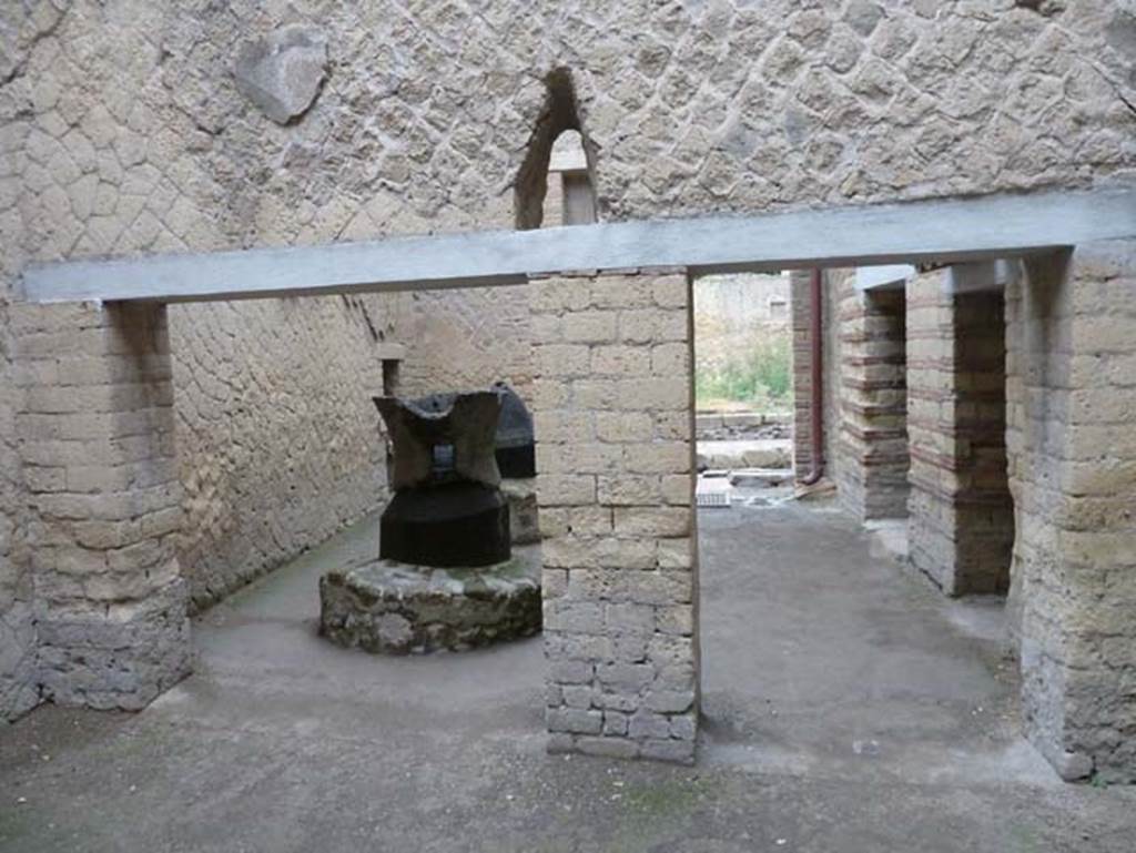 Ins. Orientalis II.8, Herculaneum. September 2015. Doorways from rear stable/stall to mill-room, looking west.