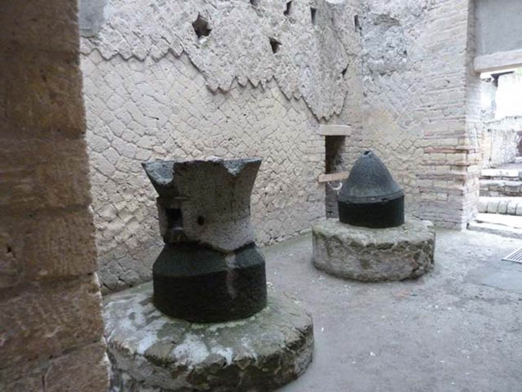 Ins. Orientalis II.8, Herculaneum. September 2015. Looking towards south wall of mill-room, from rear stable. 