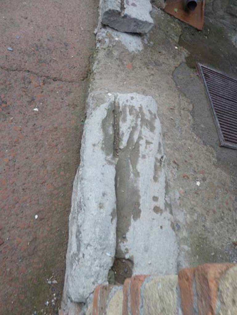 Ins. Orientalis II.8, Herculaneum. September 2015. Entrance doorway threshold.

