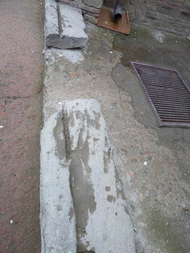 Ins. Orientalis II.8, Herculaneum. September 2015. Entrance doorway threshold, and modern drain cover.
