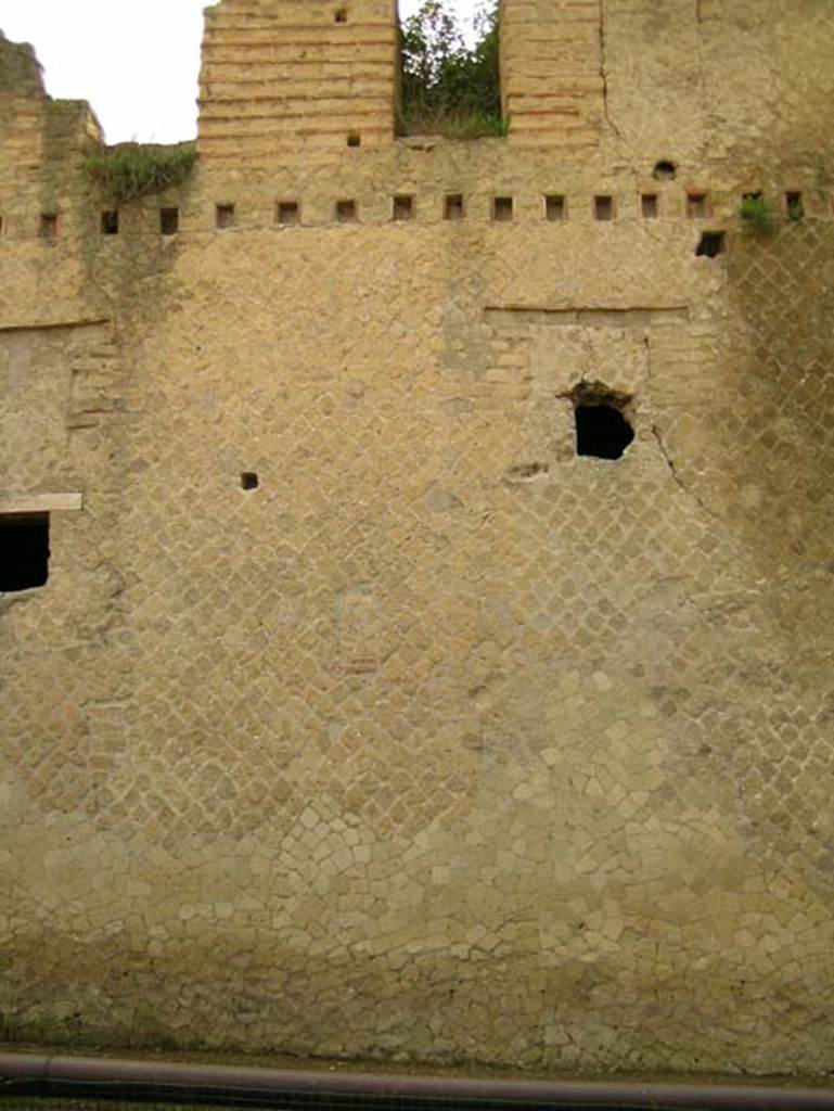 Ins Or II, 8, Herculaneum. December 2004. Upper floor faade on north side of doorway. 
Photo courtesy of Nicolas Monteix.
