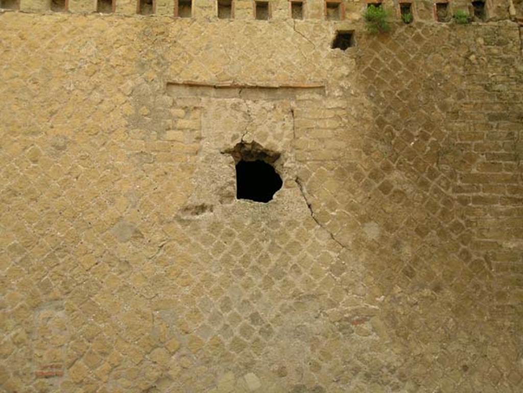 Ins Or II, 8, Herculaneum. December 2004. Detail from north side of doorway. Photo courtesy of Nicolas Monteix.