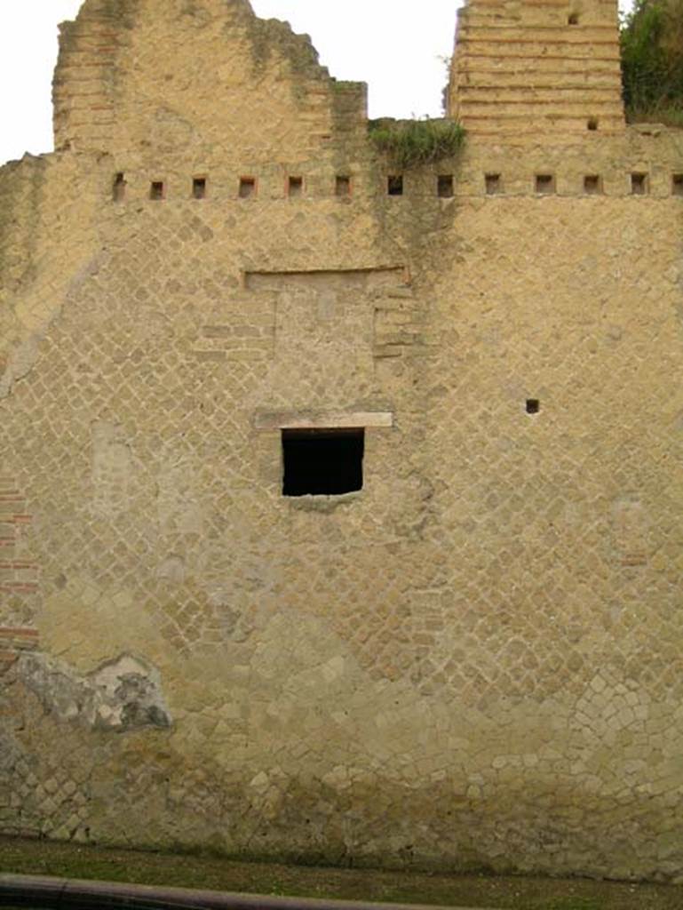 Ins Or II, 8, Herculaneum. December 2004. Faade on north side of doorway. 
Photo courtesy of Nicolas Monteix.
