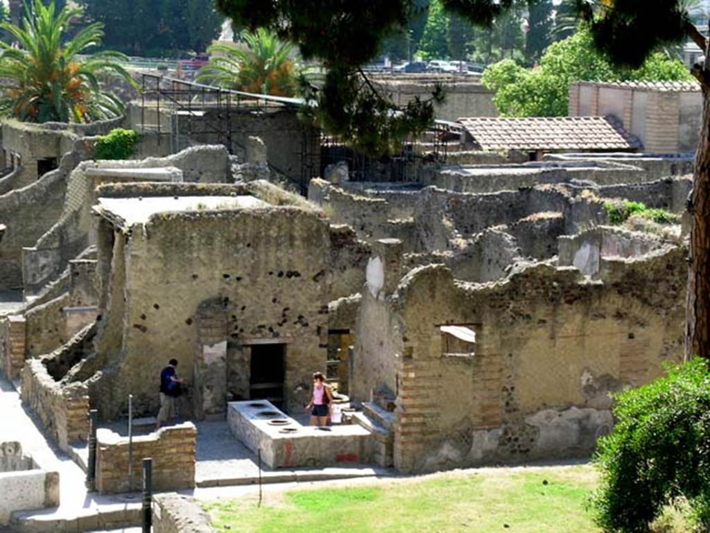 Ins.Or.II. 9/8, Herculaneum. May 2006. Looking south-west from upper floor of Palaestra block towards Insula IV on Cardo V.
The doorway to IV.15/16 is on the left. Photo courtesy of Nicolas Monteix.
