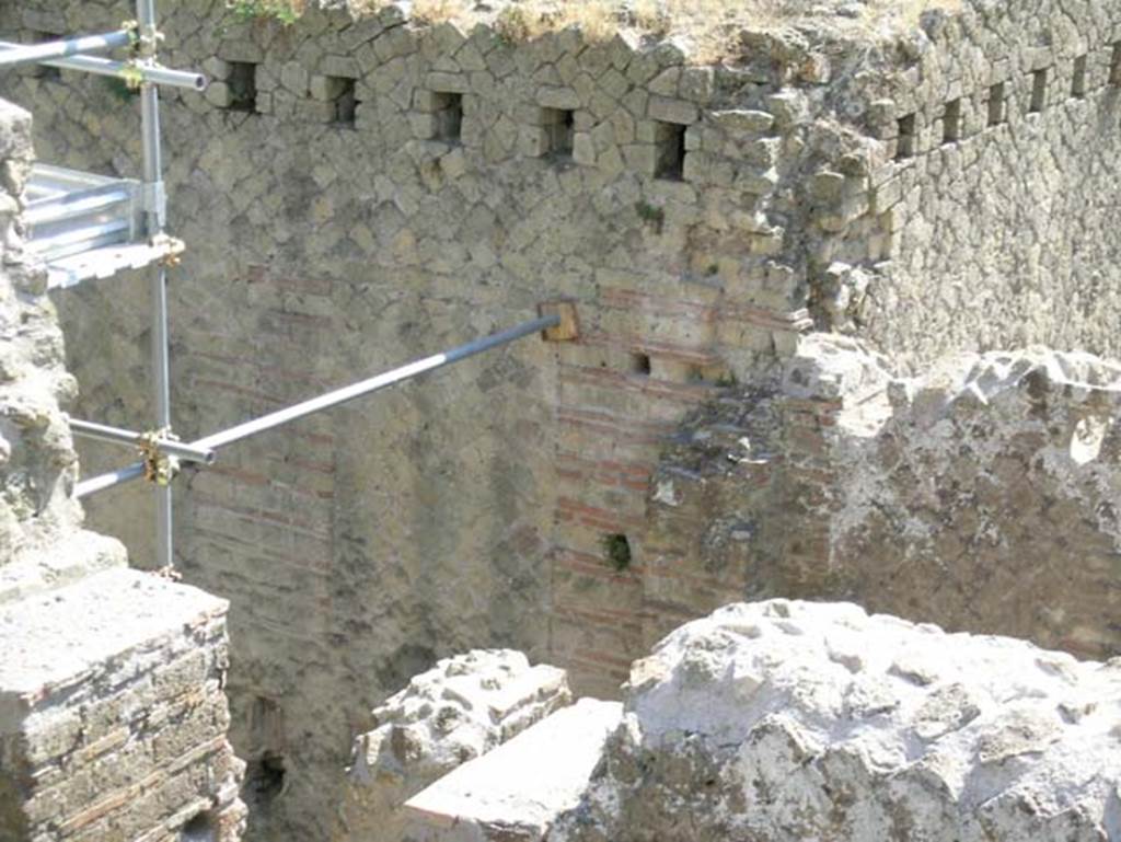 Ins Or II, 8, Herculaneum. May 2006. Detail of area above doorway on upper floor, between Ins.Or.II, 8 and 7.
Looking south. Photo courtesy of Nicolas Monteix.
