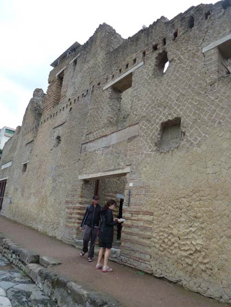 Ins. Orientalis II.8, Herculaneum. September 2015. Entrance doorway, looking north-east.