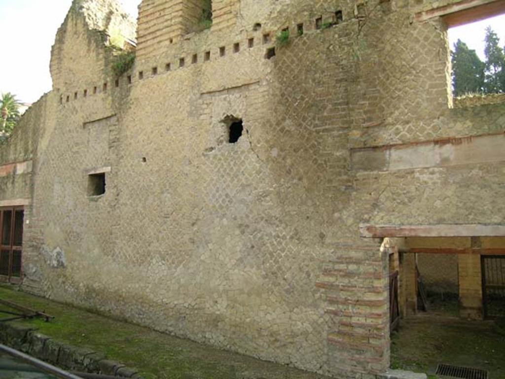 Ins Or II, 9 and 8, Herculaneum. December 2004. Façade between doorways on east side of Cardo V. 
Photo courtesy of Nicolas Monteix.
