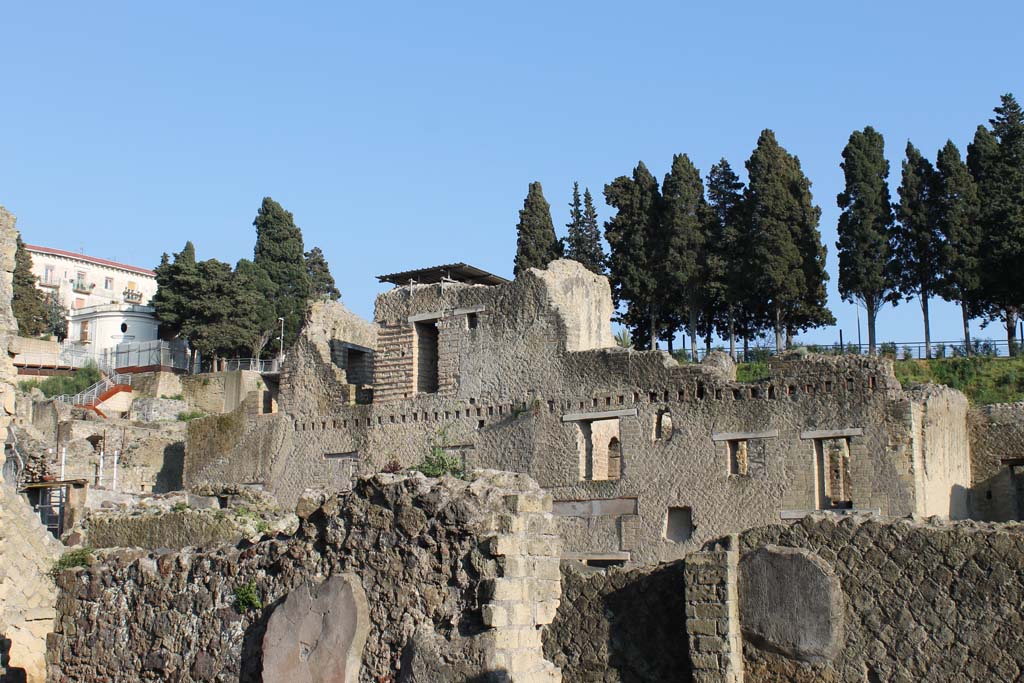 Ins. Or. II.9 and 8 Herculaneum. March 2014. Looking east from V.35 towards upper floors on east side of Cardo V.
Foto Annette Haug, ERC Grant 681269 DÉCOR

