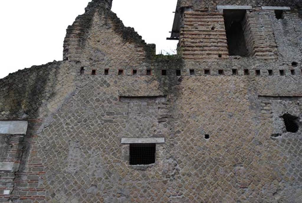 Ins Or II, 8/9, Herculaneum. December 2008. Looking east to upper floor façade of apartment. Photo courtesy of Nicolas Monteix