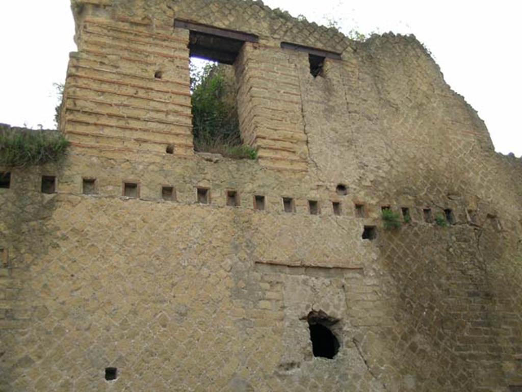 Ins Or II, 8, Herculaneum. December 2004. Upper floor façade of apartment. Photo courtesy of Nicolas Monteix.
Ins Or II, 8/9, Herculaneum. December 2004. Looking east to upper floor façade of apartment. Photo courtesy of Nicolas Monteix.


