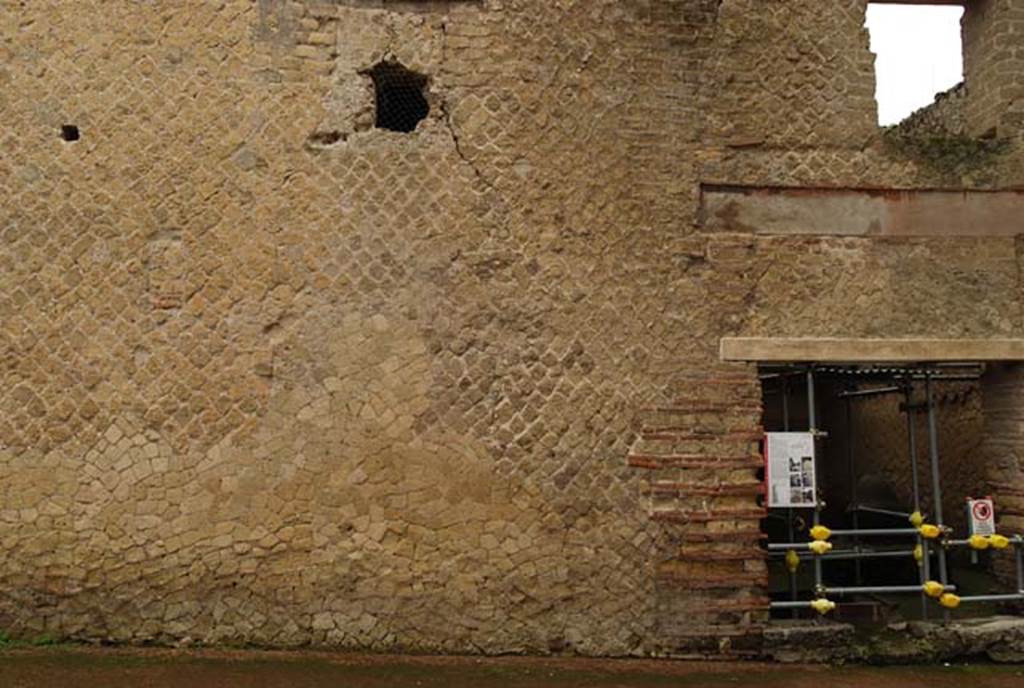 Ins Or II, 8/9, Herculaneum. December 2008. Looking east to front façade and doorway to bakery. 
Photo courtesy of Nicolas Monteix.
