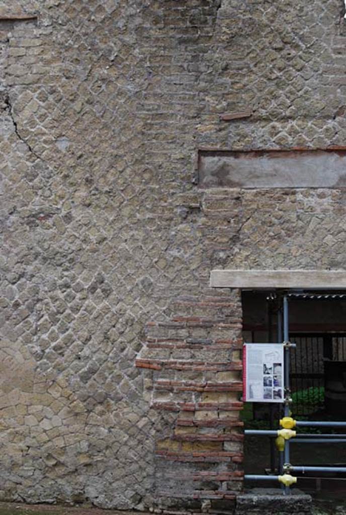 Ins Or II, 8, Herculaneum. December 2008. Looking towards north side of entrance doorway to bakery.  
Photo courtesy of Nicolas Monteix.
