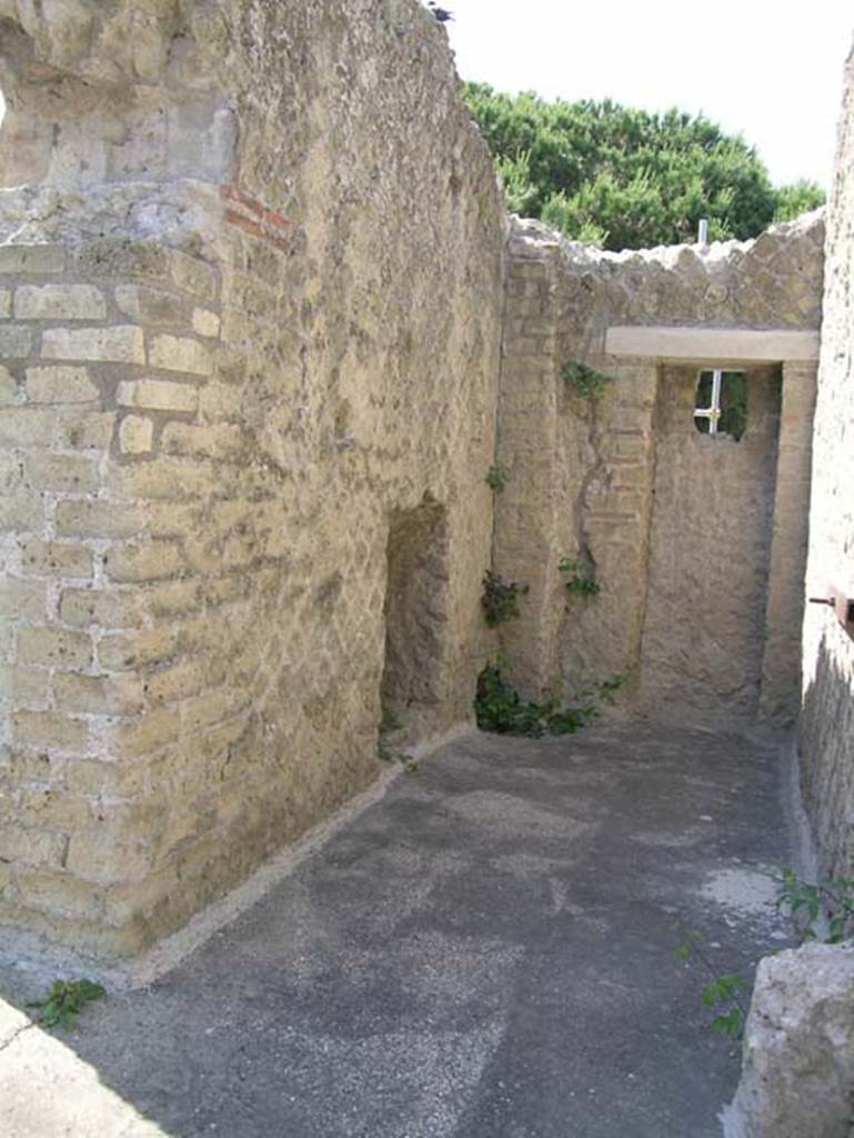 Ins. Or. II.8/9 Herculaneum. May 2006. Looking west in upper floor apartment. Photo courtesy of Nicolas Monteix.