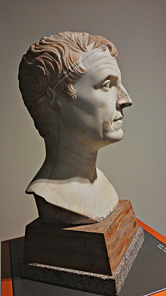 Ins. Orientalis II.10, Herculaneum. June 2019. Male marble portrait bust, from Gemmarius Shop.
On display in exhibition in Antiquarium entitled “SplendOri, il lusso negli ornamenti ad Ercolano”. 
Photo courtesy of Giuseppe Ciaramella.
