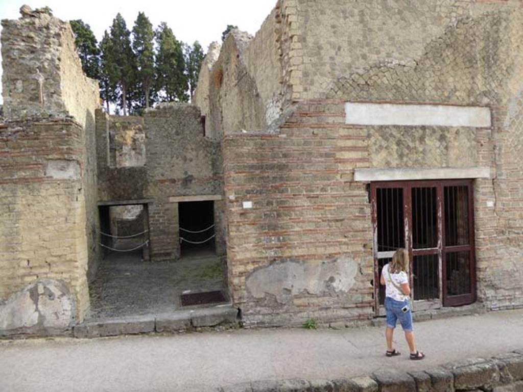 Ins. Orientalis II.10, on left, Herculaneum, October 2014. Looking east from Cardo V Superiore.Ins.Or.II.9, is on the right. Photo courtesy of Michael Binns.
