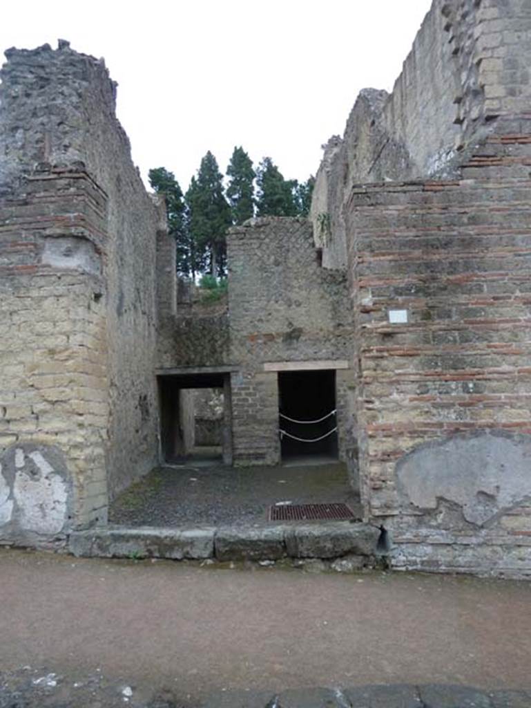 Ins. Orientalis II.10, Herculaneum. September 2015. Looking east from Cardo V Superiore.