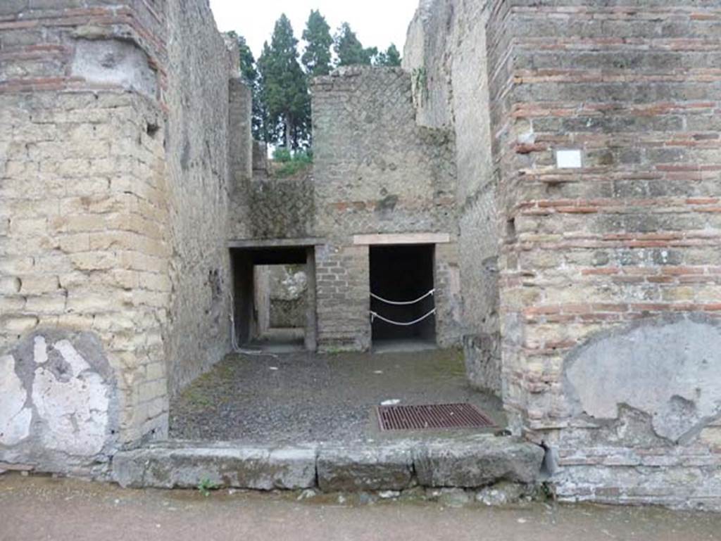 Ins. Orientalis II.10, Herculaneum. September 2015. Looking towards entrance doorway into the kitchen (d).