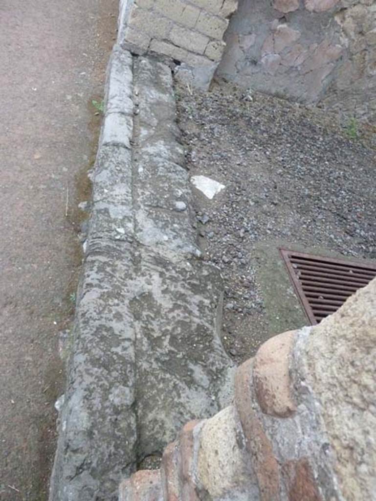 Ins. Orientalis II.10, Herculaneum. September 2015. 
Entrance doorway threshold, looking north.
