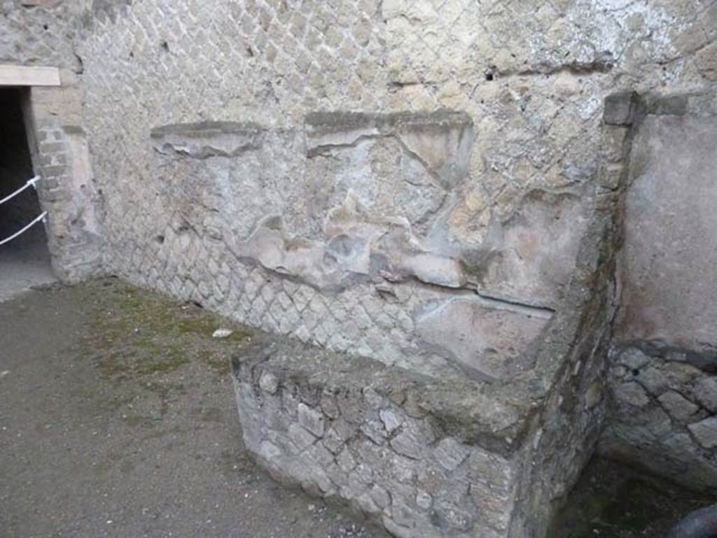 Ins. Orientalis II.10, Herculaneum. September 2015. Latrine (h) against south wall in south-west corner of kitchen (d).