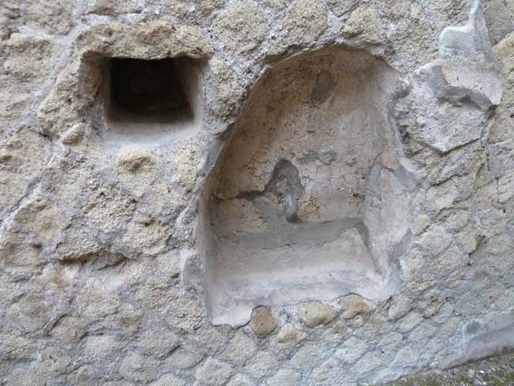 Ins. Orientalis II.10, Herculaneum. September 2015. Detail of lararium niche.