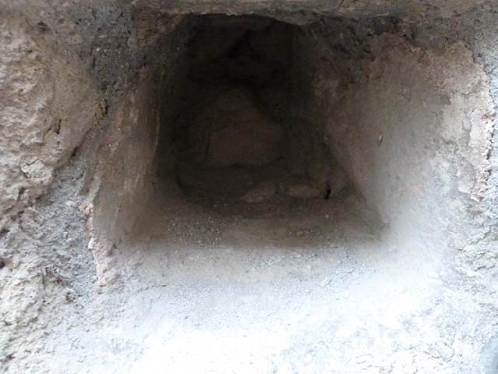 Ins. Orientalis II.10, Herculaneum. September 2015. Detail of hole in north wall, on west side of lararium niche.