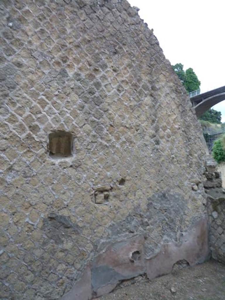 Ins. Orientalis II.10, Herculaneum. September 2015. North wall of rear room, east end.