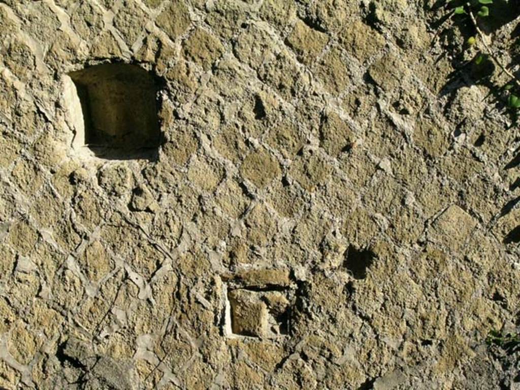 Ins Or II.10, Herculaneum. December 2004. Small recess in north wall of rear room, east end.
Photo courtesy of Nicolas Monteix.
