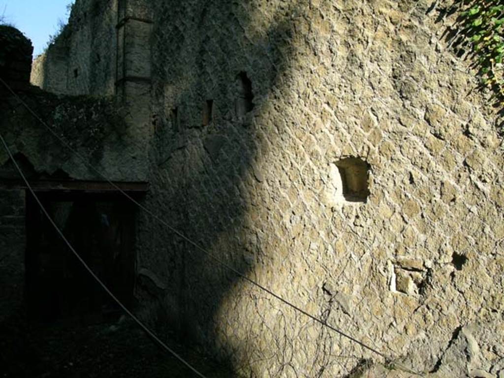 Ins Or II.10, Herculaneum. December 2004. Looking west along north wall of rear room.  
Photo courtesy of Nicolas Monteix.
