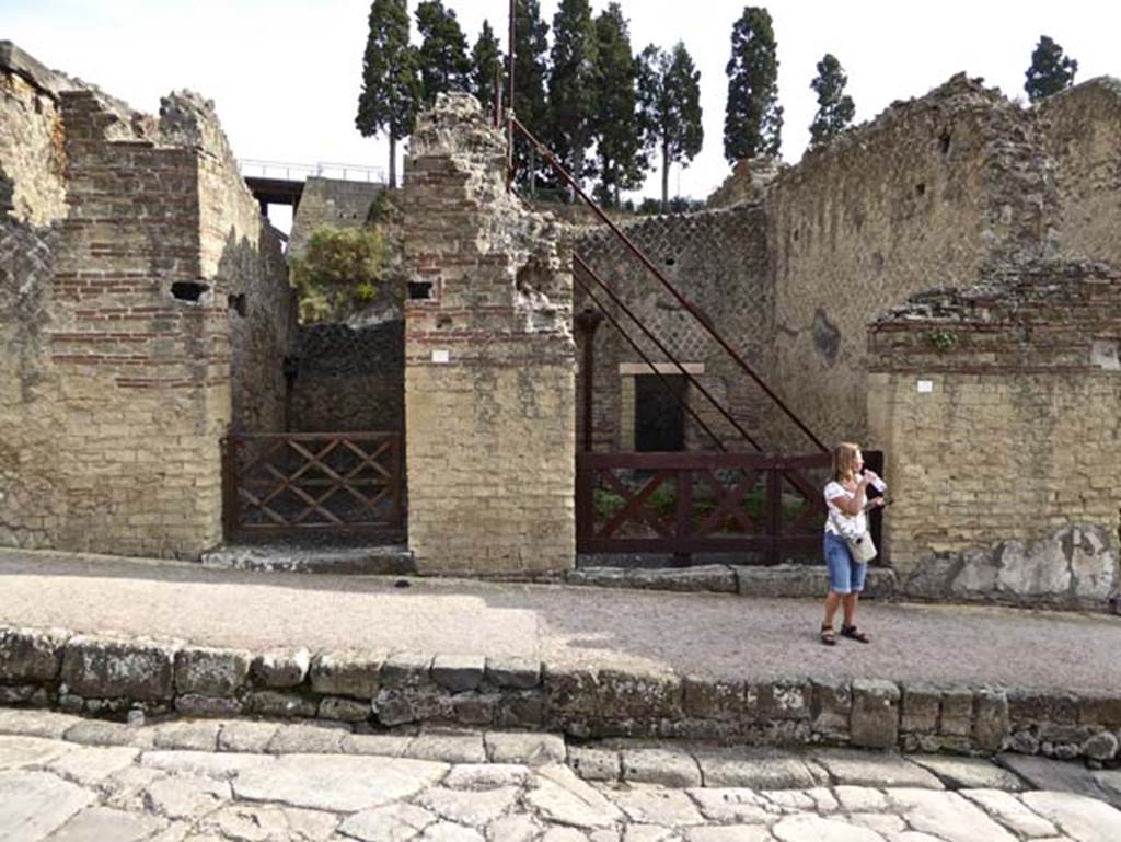 Ins. Orientalis II.12, on left, Herculaneum. October 2014. Looking east towards doorways on Cardo V Superiore, with Ins.Or.II.11, on right. Photo courtesy of Michael Binns.
