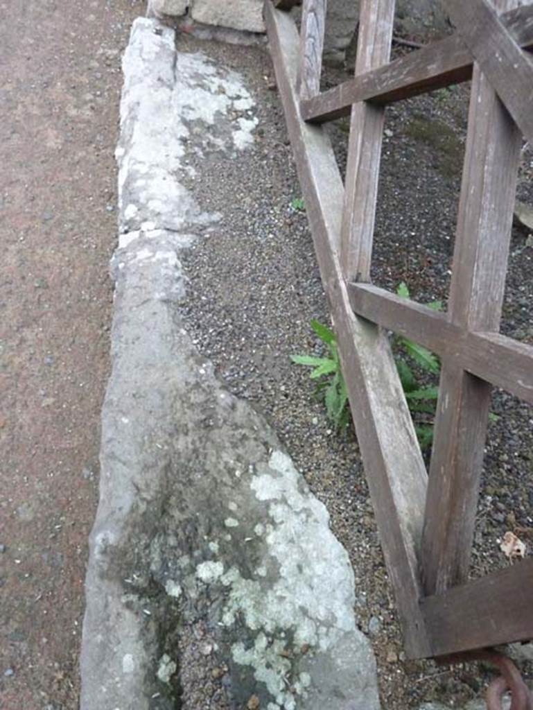 Ins. Orientalis II.12, Herculaneum. September 2015. Threshold for entrance doorway.