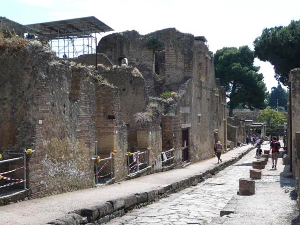 Ins. Orientalis II.13, on left, Herculaneum. May 2009. Looking south on Cardo V Superiore. Photo courtesy of Buzz Ferebee.
