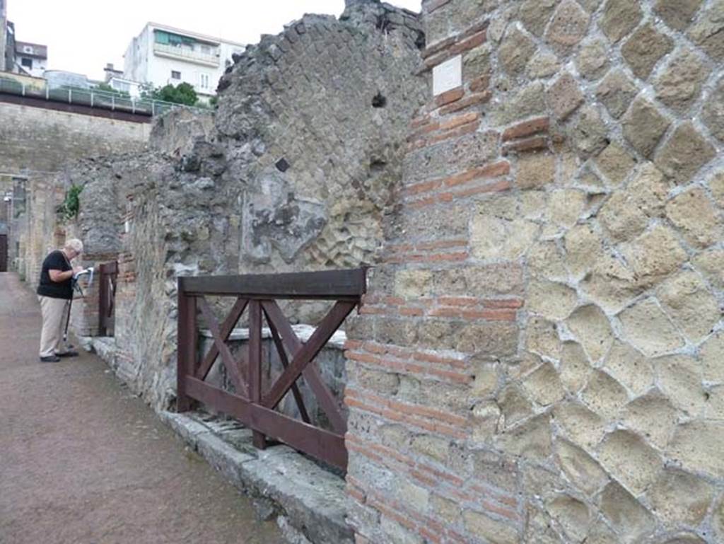 Ins. Orientalis II.13, Herculaneum. September 2015. Looking north on east side of Cardo V. Superiore. 