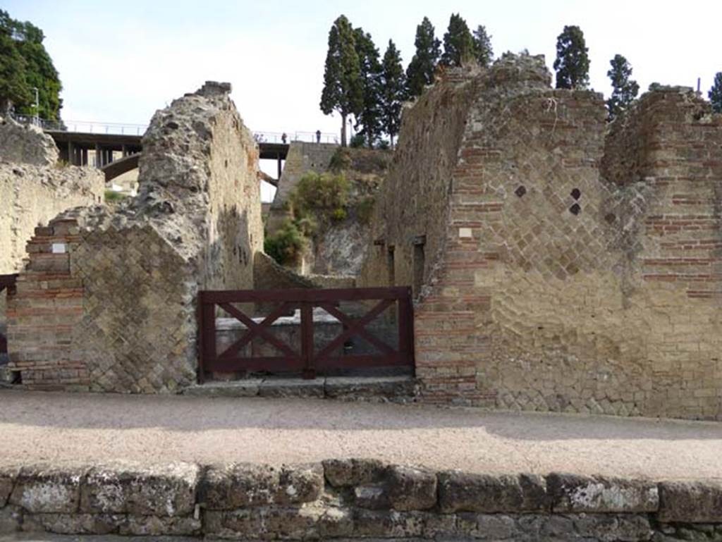 Ins. Or. II.13, Herculaneum, October 2014. Looking east to entrance doorway. Photo courtesy of Michael Binns.