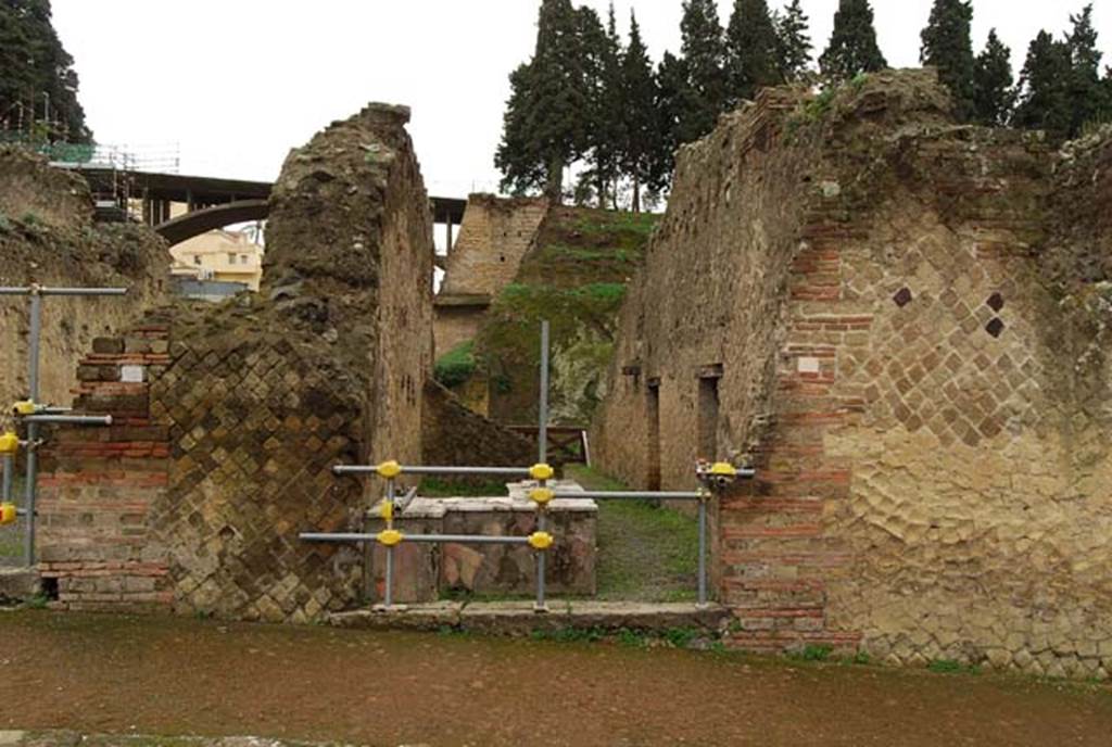 Ins. Or. II.13, Herculaneum, December 2008. Looking east to entrance doorway. Photo courtesy of Nicolas Monteix.