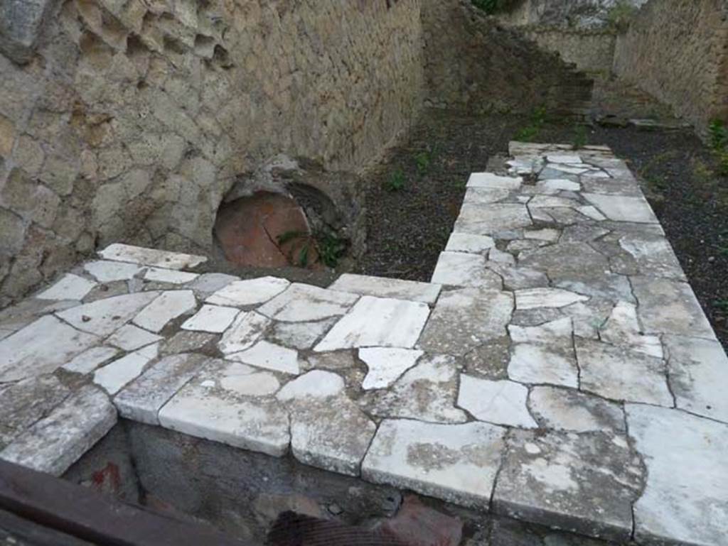 Ins. Orientalis II.13, Herculaneum. September 2015. Looking north-east across counter.