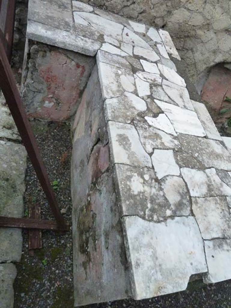 Ins. Orientalis II.13, Herculaneum. September 2015. Looking north along front of counter.