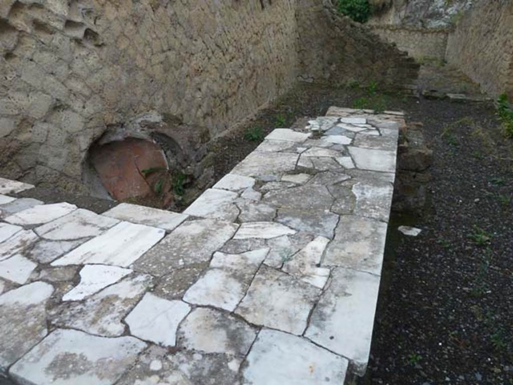 Ins. Orientalis II.13, Herculaneum. September 2015. Looking east along counter.