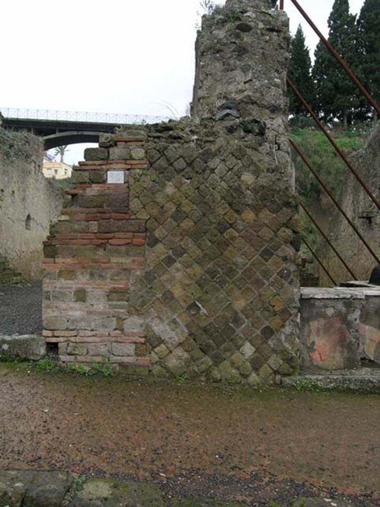 Ins. Or. II. 14, Herculaneum. December 2004. Façade on south side of entrance doorway. 
Photo courtesy of Nicolas Monteix.
