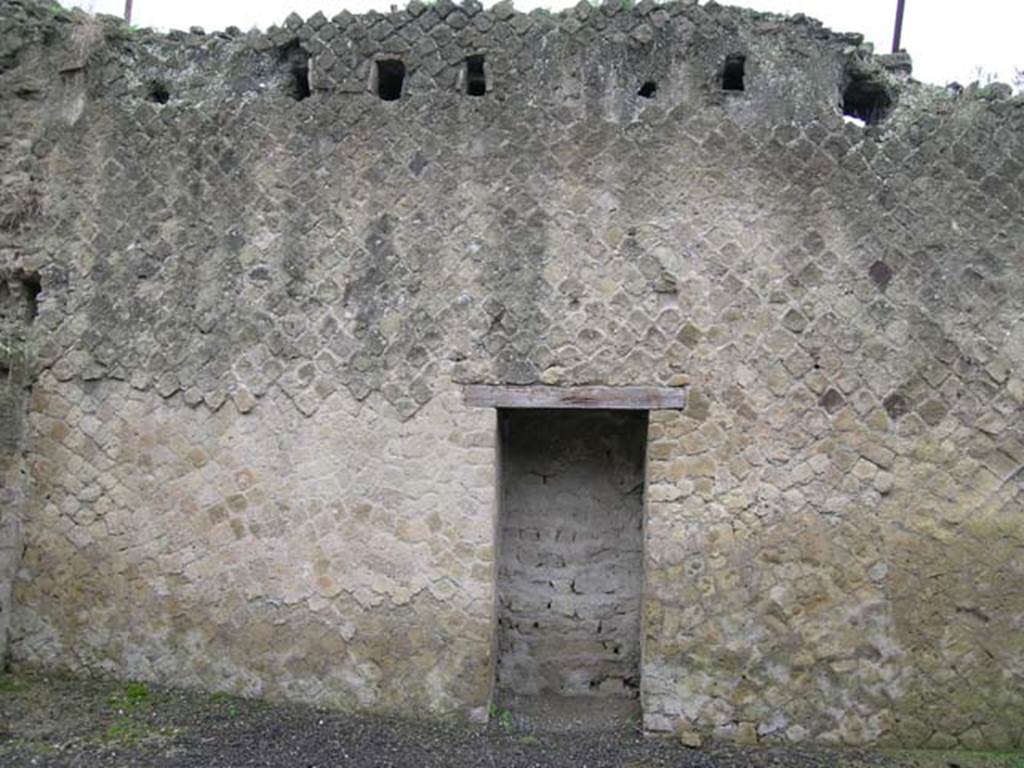 Ins. Or. II. 14, Herculaneum. December 2004. Looking towards south wall at east end. Photo courtesy of Nicolas Monteix.