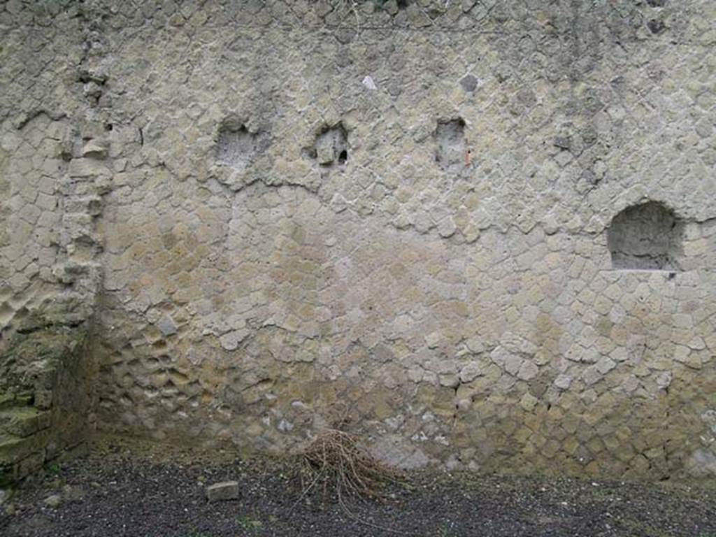 Ins. Or. II. 14, Herculaneum. December 2004. North wall of rear room, with niche. Photo courtesy of Nicolas Monteix.