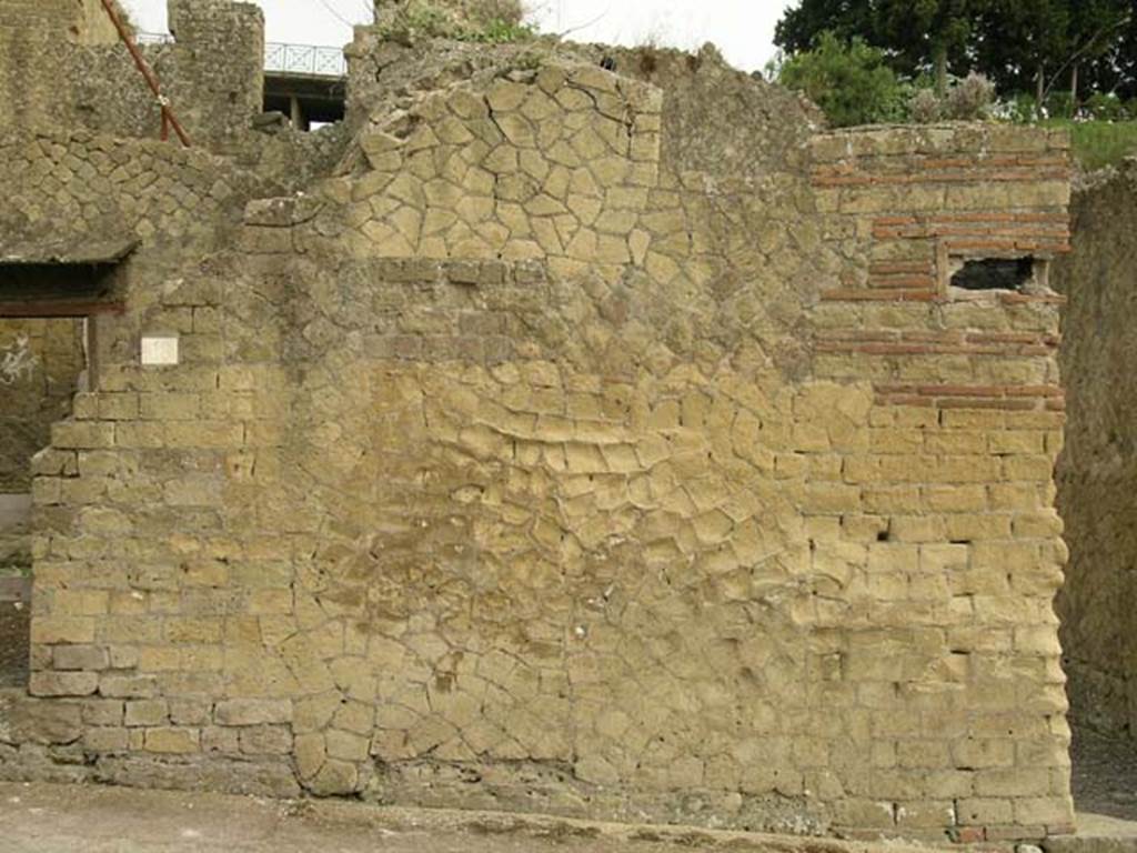 Ins Or II, 15, Herculaneum. June 2005. Detail of facade on south side of entrance doorway.   
Photo courtesy of Nicolas Monteix.

