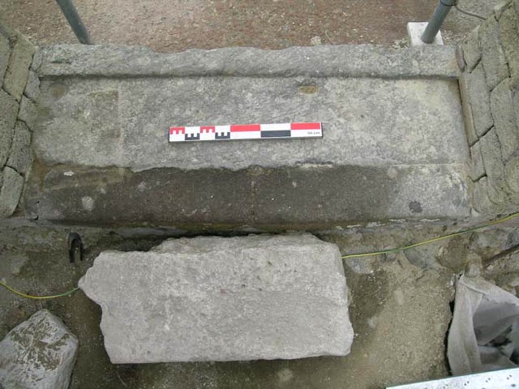 Ins Or II, 15, Herculaneum. June 2006. Entrance doorway, threshold from interior of workshop. Photo courtesy of Nicolas Monteix.